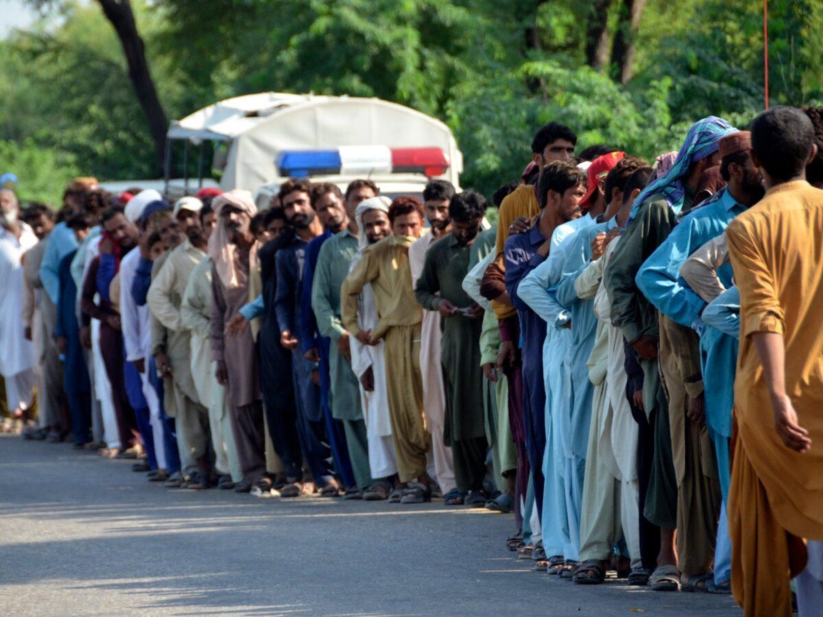Hundreds of people in Pakistan line up for one bag of government subsidized flour in February 2023. (Courtesy of Kinza Hashim, Pakistan)