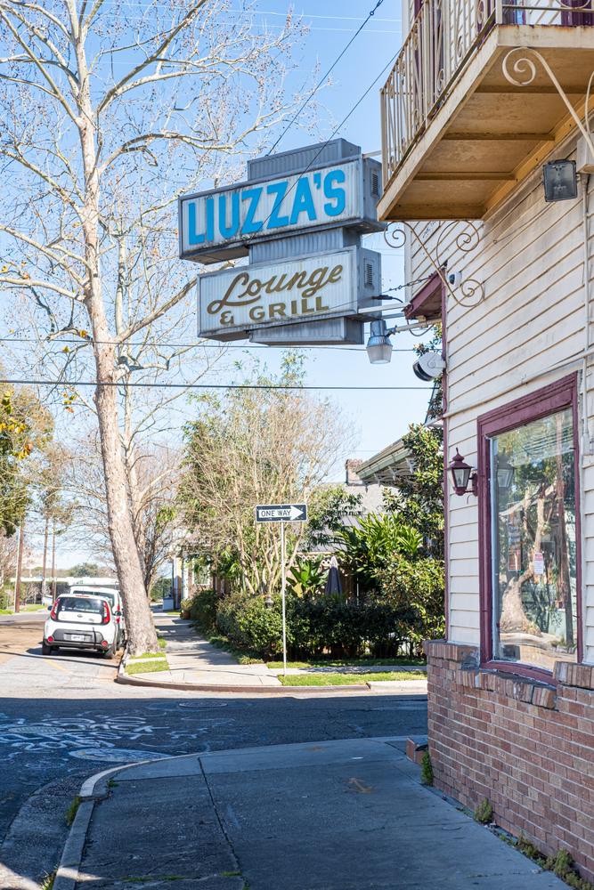 Liuzza's By the Track Lounge and Grill. (William A. Morgan/Shutterstock)
