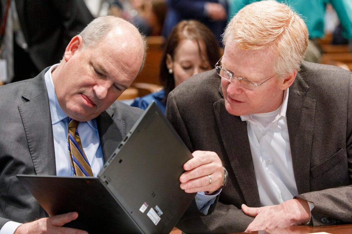 Defense attorney Jim Griffin (L) and Alex Murdaugh look at a laptop during Murdaugh's double murder trial at the Colleton County Courthouse in Walterboro, S.C., on Feb. 16, 2023. (Grace Beahm Alford/The Post And Courier via AP, Pool)