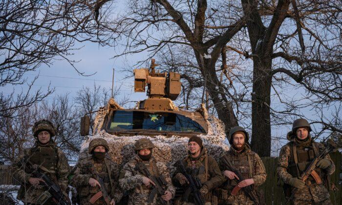 Ukrainian Troops Holding Bakhmut Line Demand Weapons as World Powers Meet