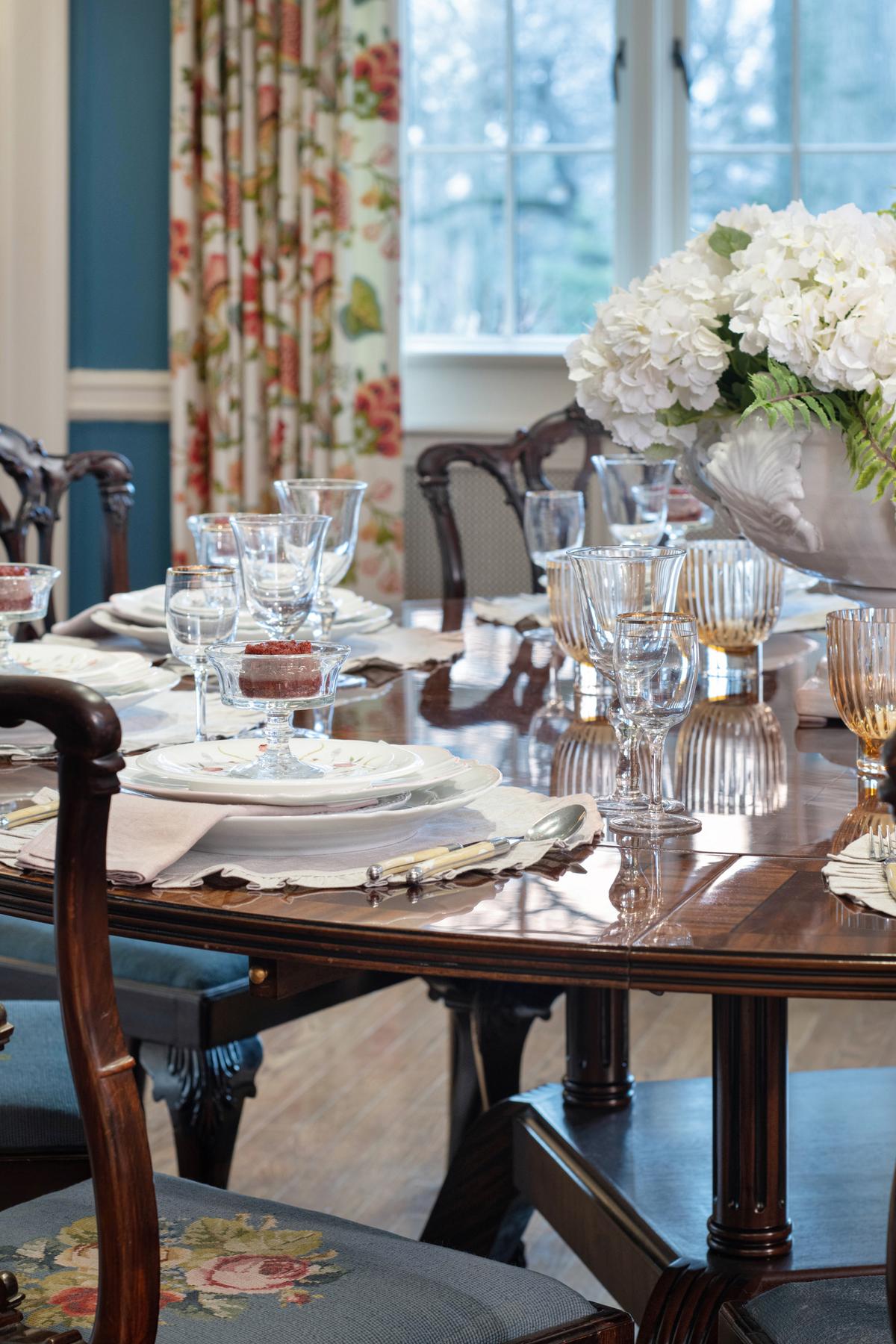 An enchanting neutral tabletop lets the beauty of the dining room take center stage. (Handout/TNS)