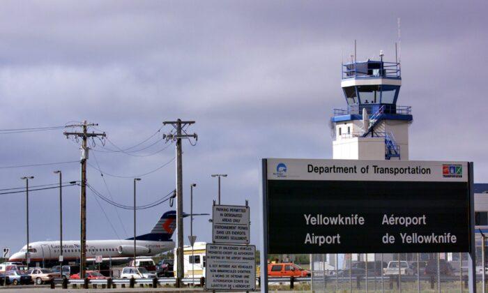 Flight Crew Reports Sighting of Unknown White Lights Over Yellowknife