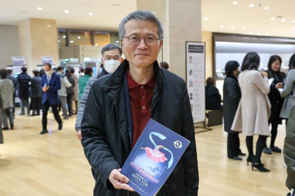 Mr. Choi Young-hoon, the president of the Rainbow Choir and former chief editor of Dong-A Ilbo, attends Shen Yun Performing Arts at the National Theater of Korea in Seoul, South Korea, on Feb. 17, 2023. (Kim Guk-hwan/The Epoch Times)