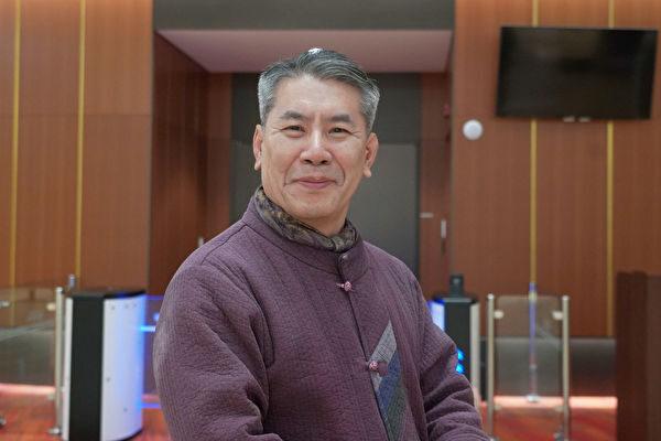 Poet and literary critic Lee Sihwan attended Shen Yun Performing Arts at the National Theater of Korea on Feb. 17, 2023. (Lee You-jung/The Epoch Times)