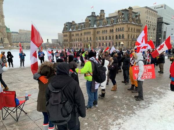 Protesters mark the first anniversary of police removal of the Freedom Convoy in Ottawa on Feb. 18, 2023. (Jonathan Ren/The Epoch Times)