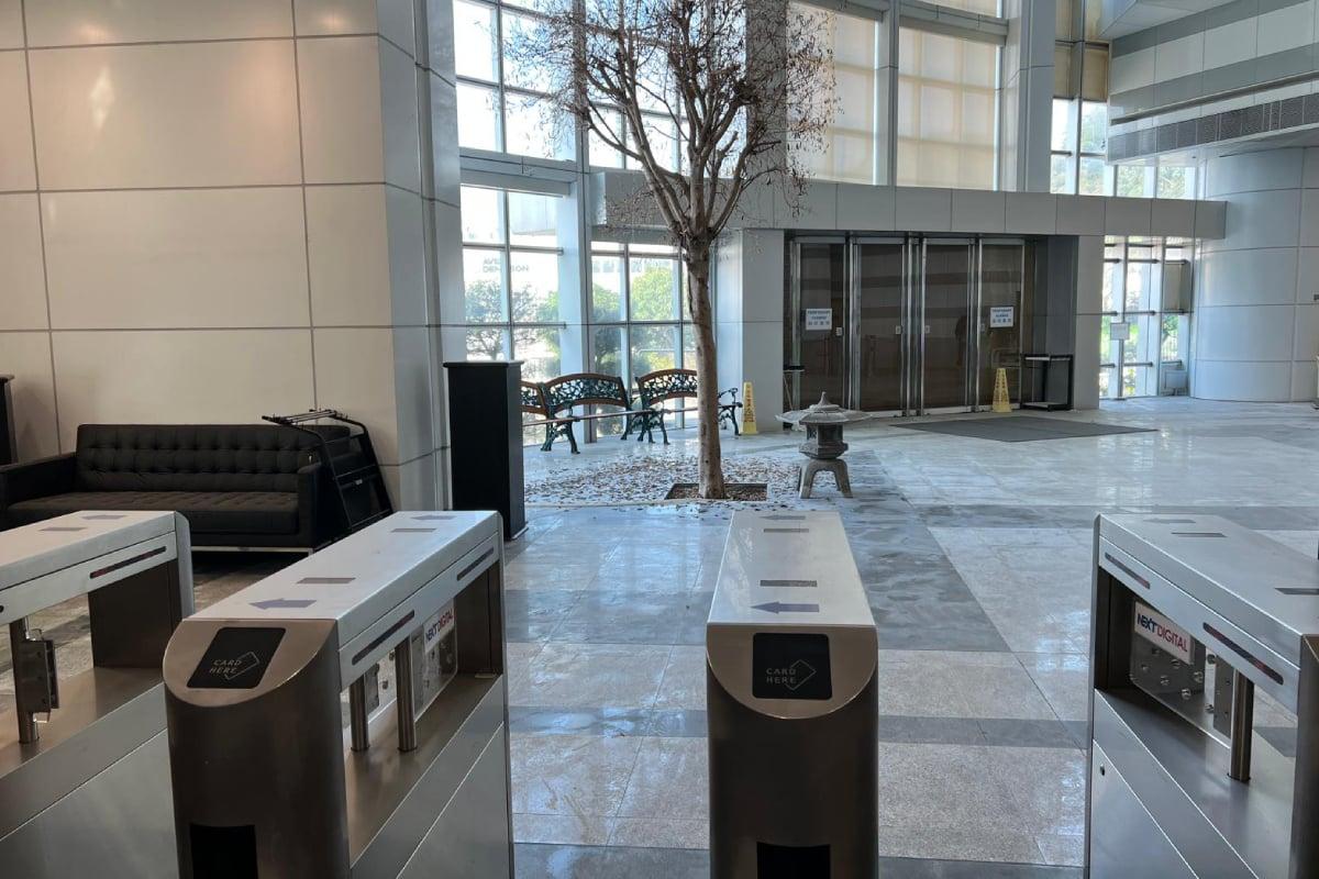 A tree in the lobby that has become nothing but branches with dead leaves at the former Apple Daily office in Hong Kong on Feb. 15, 2023. (Courtesy of anonymous former employee/The Epoch Times)