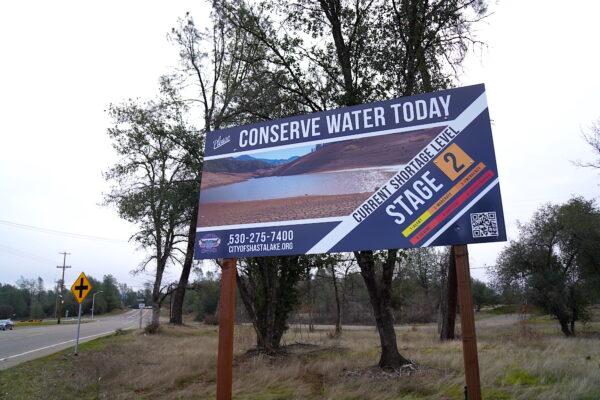 A sign in Shasta Lake advises residents to conserve water, on Feb. 14, 2023. (Allan Stein/The Epoch Times)