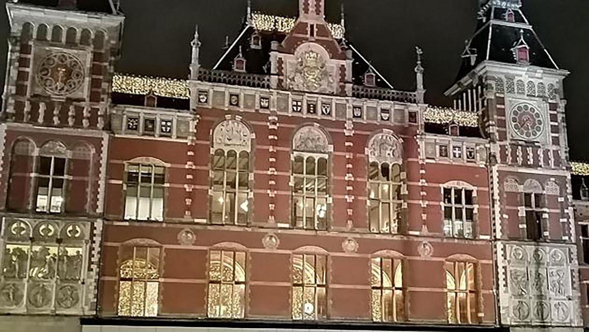 Amsterdam Centraal Station at night. (Scott Hartbeck/TNS)