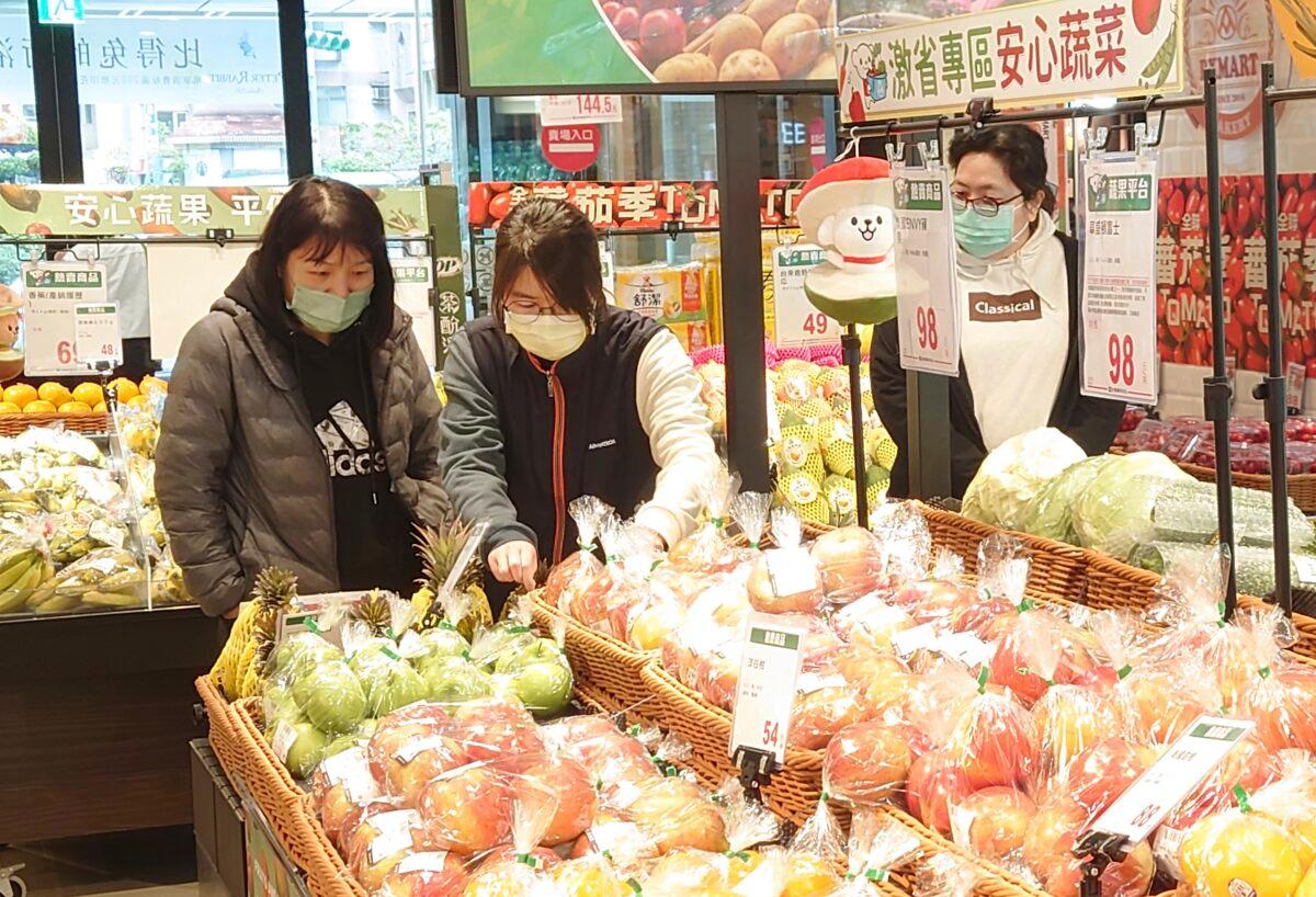 People wear masks as they shop at a supermarket in Taipei, Taiwan, on Feb. 20, 2023. (Chiang Ying-ying/AP Photo)