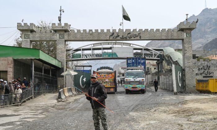 Main Afghan-Pakistani Border Crossing Closed, Residents Report Gunfire
