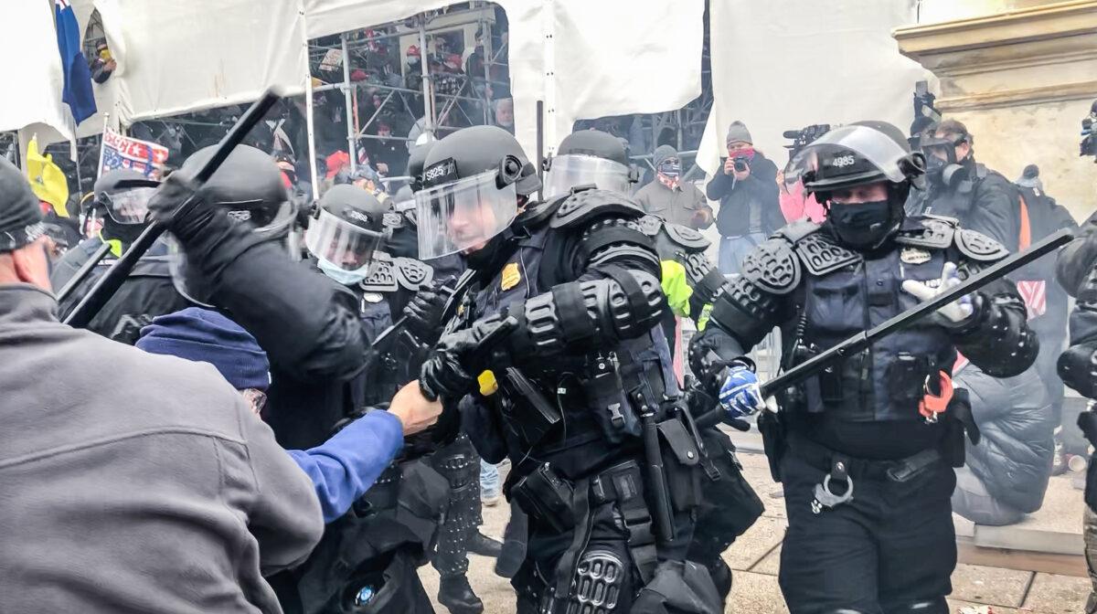 DC Metropolitan Police Department riot officers clash with protesters on the west front of the U.S. Capitol on Jan. 6, 2021. (Steve Baker/Special to The Epoch Times)