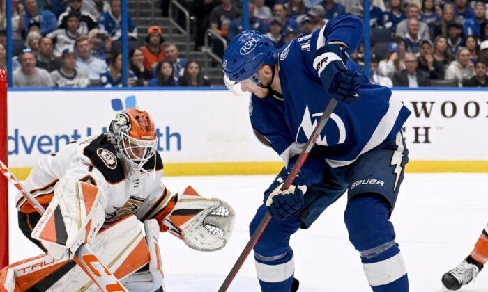 Lightning Score 4 in 2nd Period; Ducks Lose 6th Straight