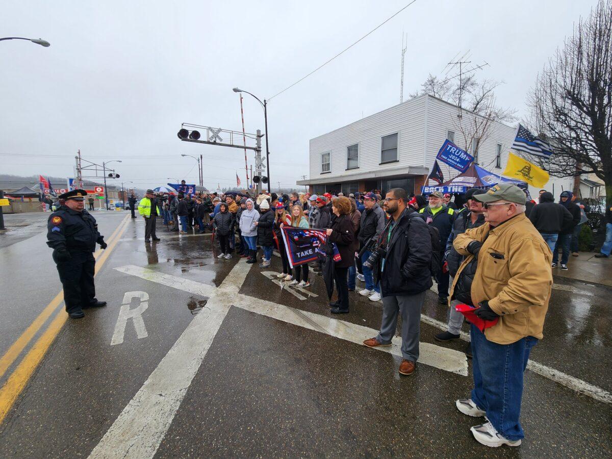 East Palestine, Ohio, residents gather on Feb. 22 to watch former President Donald Trump pass by. (Jeff Louderback/The Epoch Times)