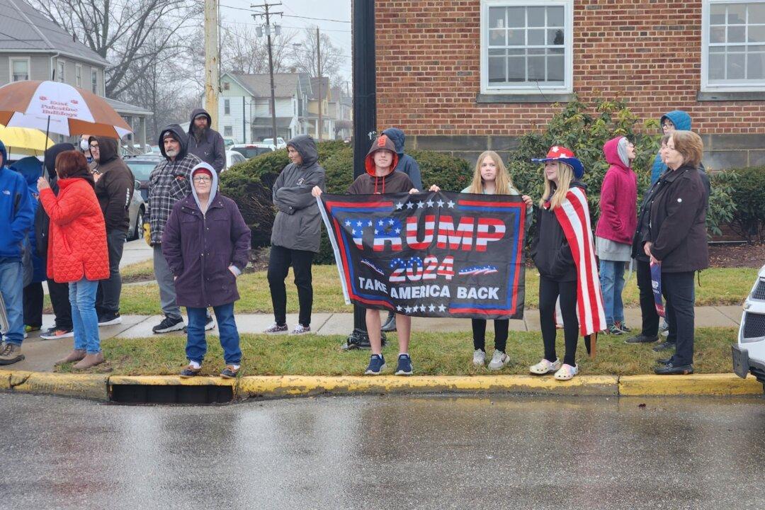 Trump Buys Food for Residents, Firemen at East Palestine McDonald’s: ‘We’re Going to Take Care’ of Them