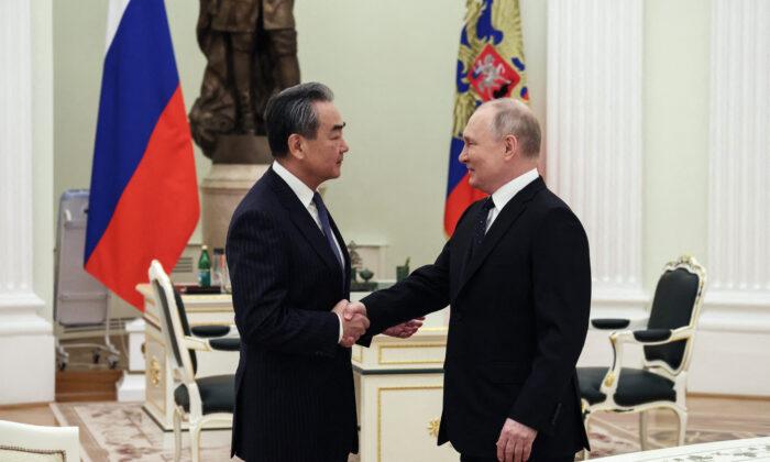 China's Top Diplomat Meets Putin, Vows to 'Deepen' Partnership With Russia