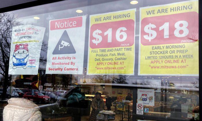 US Applications for Jobless Benefits Fall Again Last Week