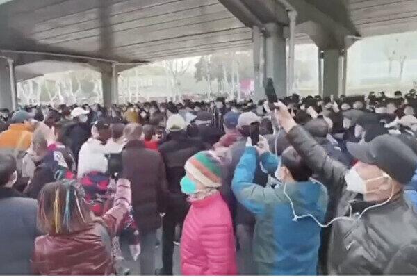 Local retirees hold a large-scale protest against the reduction of their medical insurance payments after health benefit reforms in Wuhan in China's Hubei Province, on February 15, 2023. (Video screenshot)