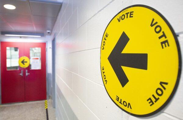 An arrow points to where people can go to cast their ballots on federal election day in Montreal, Sept. 20, 2021. (The Canadian Press/Graham Hughes)