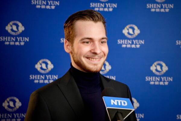 Philip Kesmarki, at Shen Yun’s evening show at the Forum Am Schlosspark, on Feb. 23, 2023. (NTD)