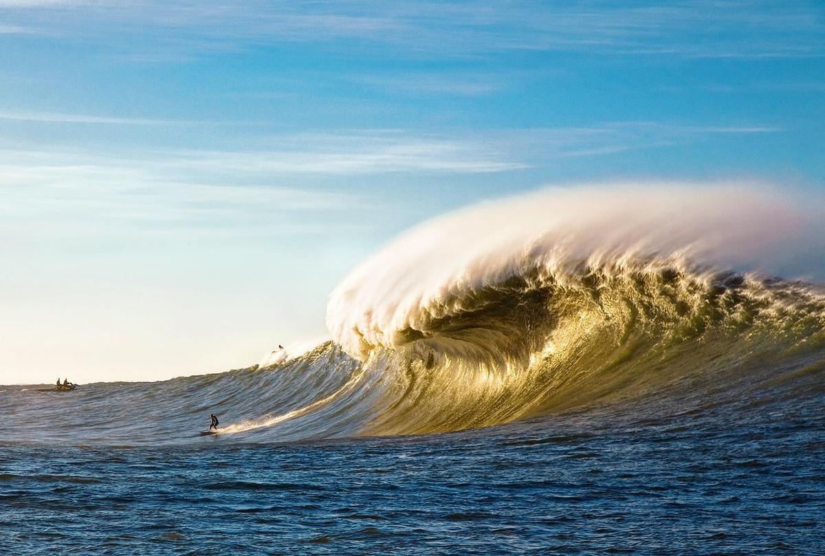 A surfer sails down this powerful building wave. (Courtesy of <a href="https://www.instagram.com/fred_pompermayer/">Fred Pompermayer</a>)