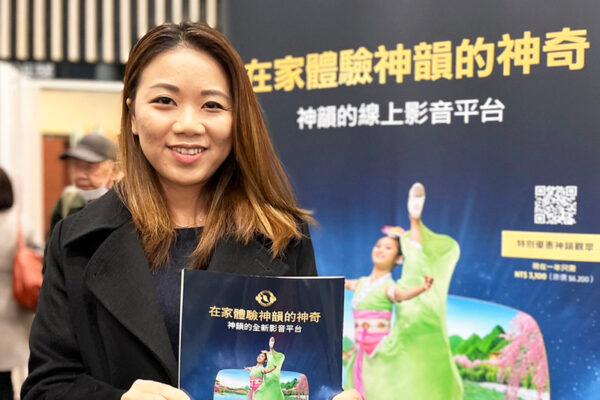 Ms. Yang Ling-yi, a councilor of Hsinchu city, attends Shen Yun Performing Arts at the Miaobei Art Center in Miaoli, Taiwan, on Feb. 24, 2023. (Chen Yu-jou/The Epoch Times)