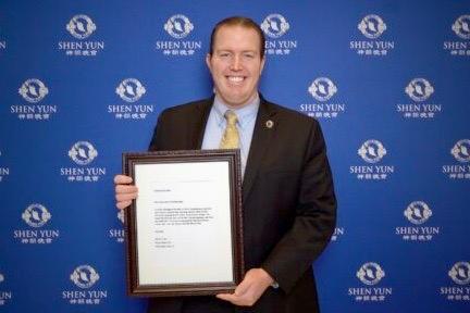 Quinn Kotter presented an official letter thanking Shen Yun for their performance on Feb. 25, 2023. (NTD)