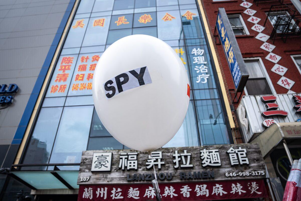  A balloon is held at a press conference and rally in front of the America ChangLe Association highlighting Beijing's transnational repression, in New York City on Feb. 25, 2023. A now-closed overseas Chinese police station is located inside the association building. (Samira Bouaou/The Epoch Times)