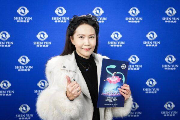 Ms. Lin I-chun, the president of a business hotel and a jewelry company, attends Shen Yun Performing Arts at the Miaobei Art Center in Miaoli, Taiwan, on Feb. 25, 2023. (Annie Gong/The Epoch Times)