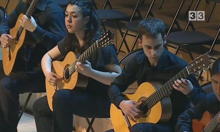 A. Vivaldi: Concerto in D Major - 3rd Mov. Allegro | Orquestra de Guitarres de Barcelona a L'Auditori