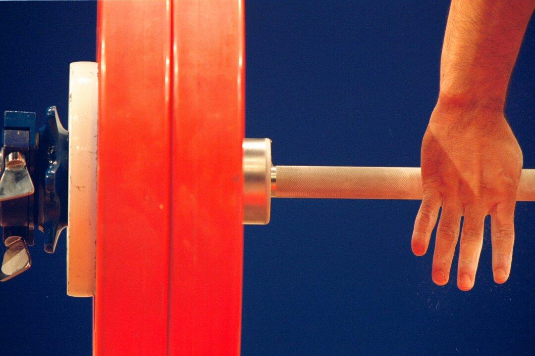 Canadian Trans Powerlifter Draws Criticism After Setting Records in Women’s Event