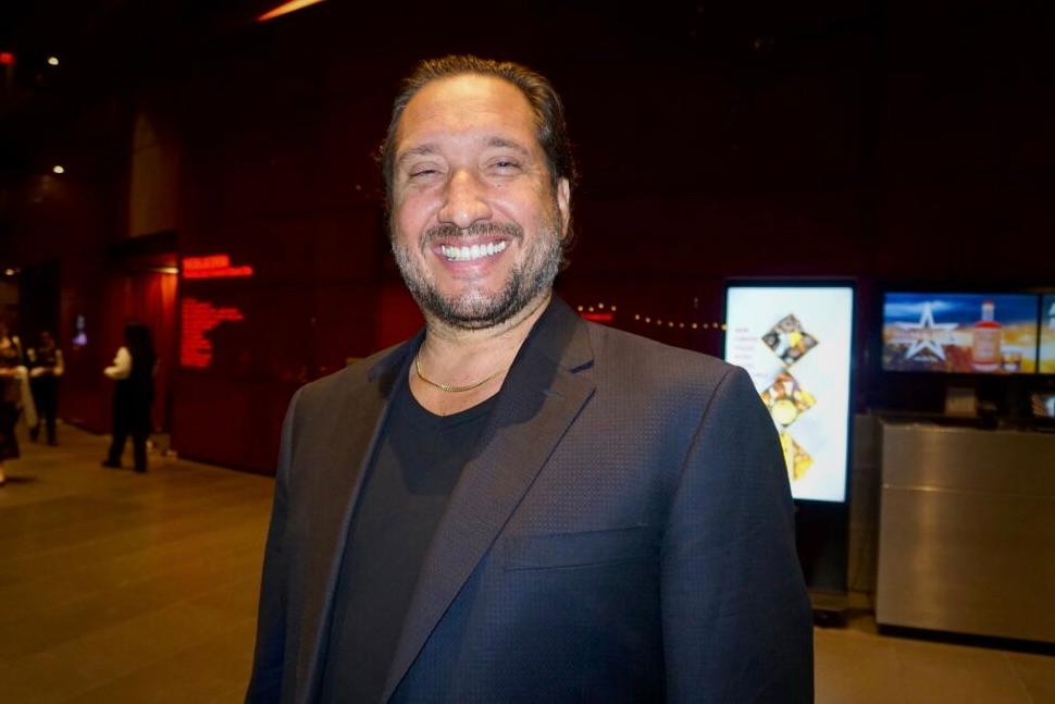 Theatergoer Boards a Plane to See Shen Yun