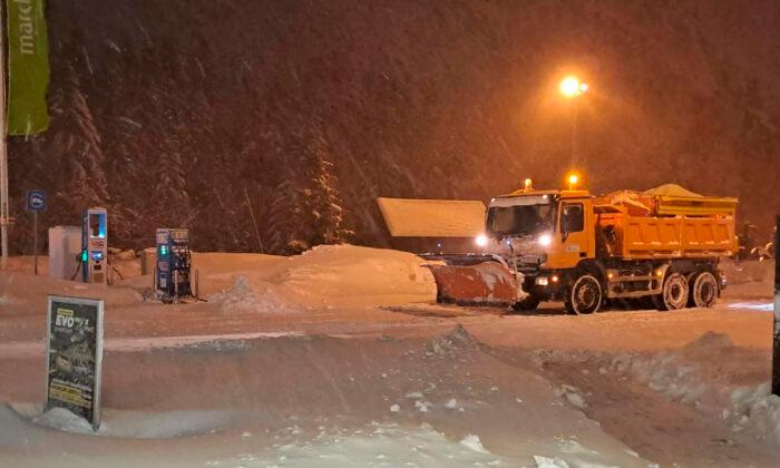 Hundreds Blocked on Croatia Roads as Snowstorm Spurs Chaos