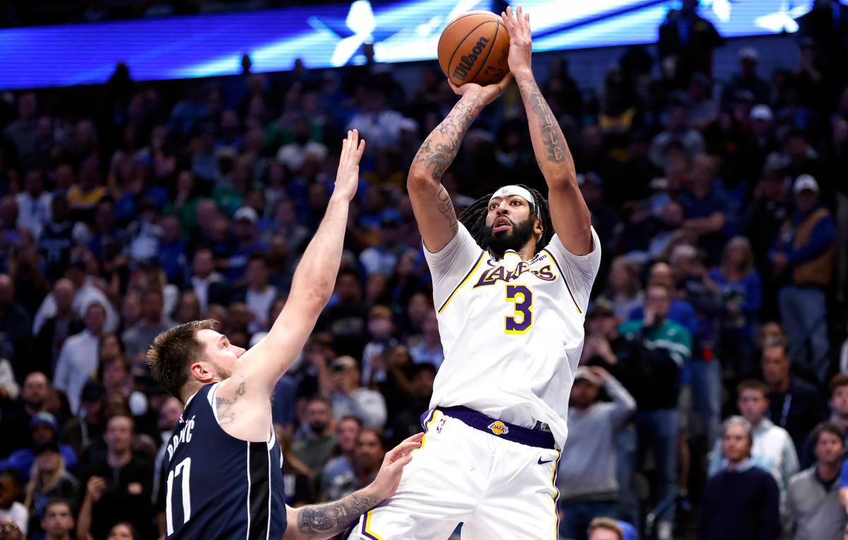 Davis Leads Rally From 27 Down as Lakers Beat Mavs 111–108