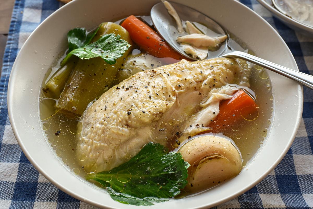 Once slightly cooled, cut the chicken into pieces and plate it with vegetables and broth. (Audrey Le Goff)