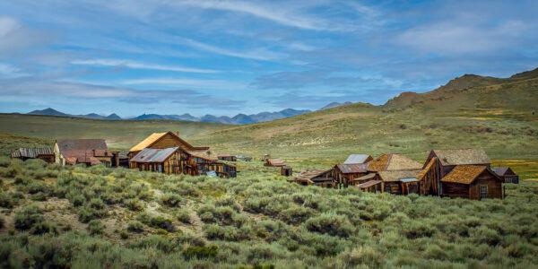 Bodie’s high desert setting with Sierras on the western horizon. (Maria Coulson)