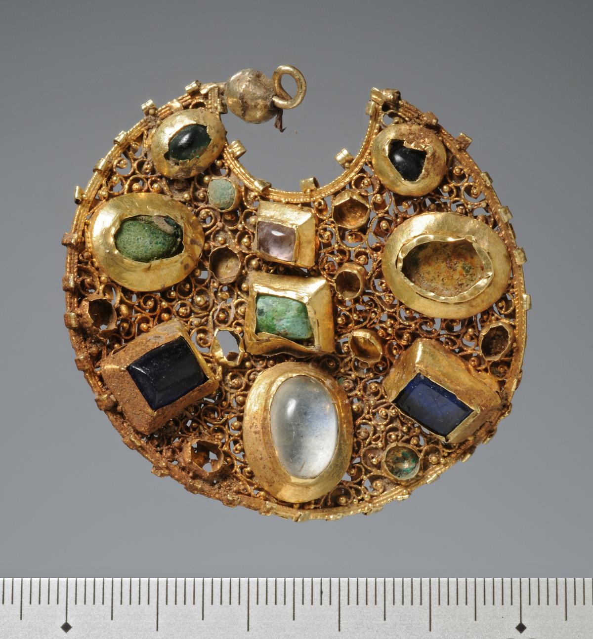 The front of one of the gold earrings. (Courtesy of <a href="http://www.schleswig-holstein.de/">ALSH</a>)