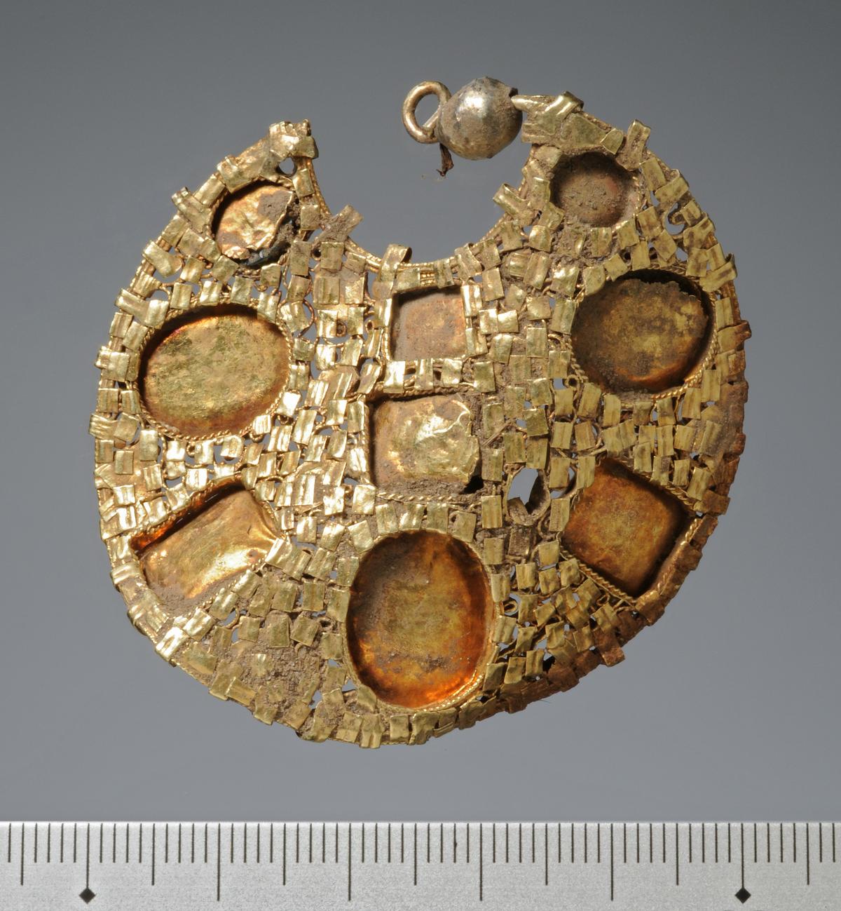A view from the back of one of the golden ear pendants. (Courtesy of <a href="http://www.schleswig-holstein.de/">ALSH</a>)