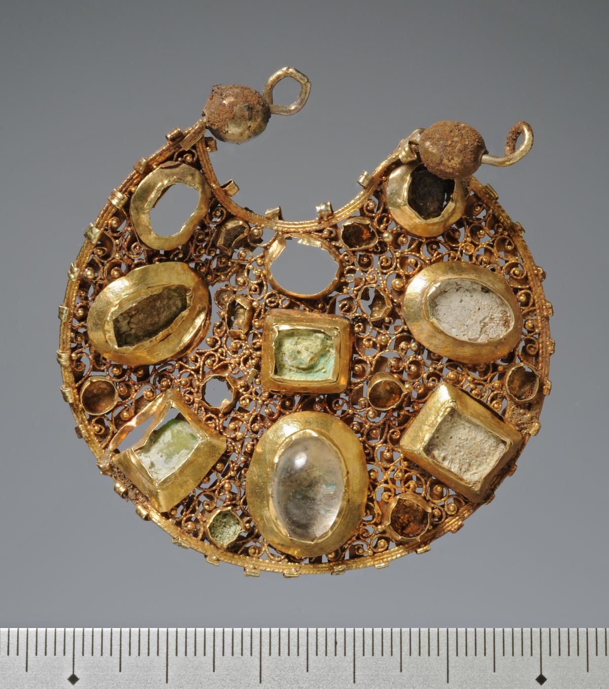 A frontal view of one of the gold earrings. (Courtesy of <a href="http://www.schleswig-holstein.de/">ALSH</a>)