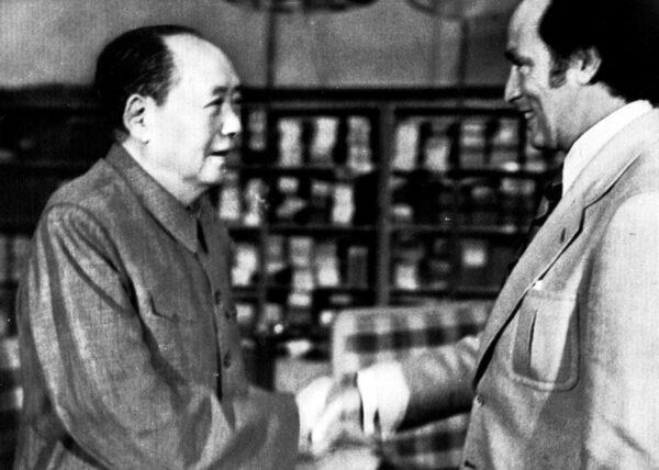 Canada's Prime Minister Pierre Trudeau shakes hands with Chinese Communist Party leader Mao Zedong on Oct.13, 1973. The two met at Zhongnanhai in Beijing while Trudeau was on an official visit to China. (AP Photo)