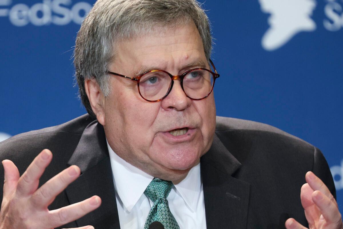 Former U.S. Attorney General Bill Barr speaks at a meeting of the Federalist Society in Washington, D.C., on Sept. 20, 2022. (Win McNamee/Getty Images)