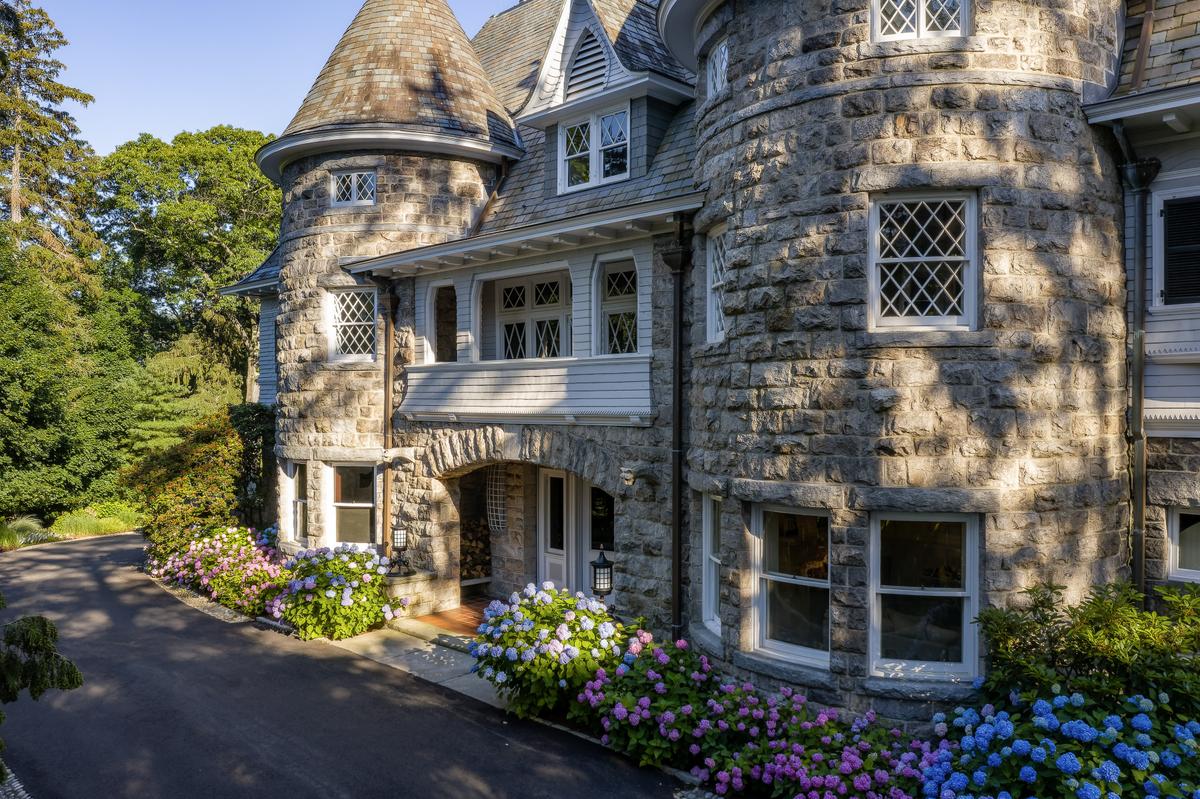 The drive ends in front of twin stone columns and the front facade of the French Renaissance-style mansion. (Daniel Milstein for Sotheby’s International Realty)