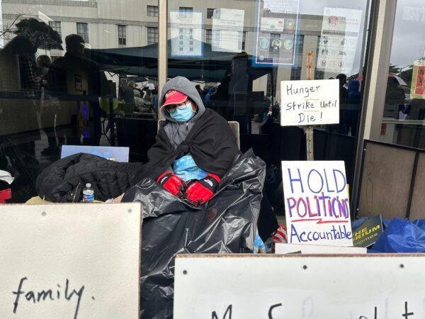 George Wu protests an eviction moratorium in Oakland, Calif., on Feb. 26, 2023. (Xue Mingzhu/The Epoch Times)