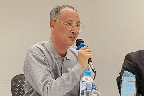 Dr. Bin Lin, the president of the Academy of Chinese Culture, a community language school, spoke at a seminar. (Luo Ya/The Epoch Times)