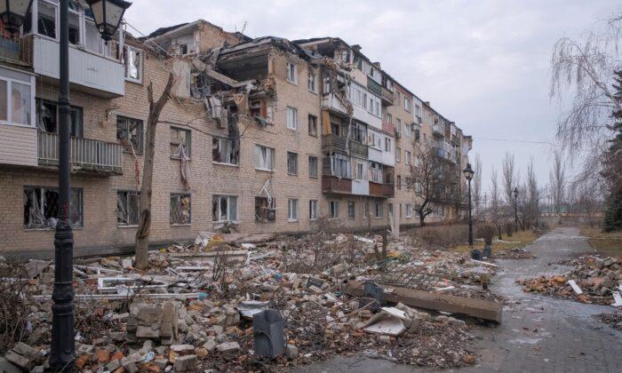 Ukraine Clings to Bakhmut; Russia Says It Battles Saboteurs in Cross-Border Raid