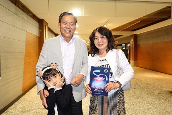 Chaoqian Wang (L) brought his family of 10 to attend Shen Yun Performing Arts at Chih—The Hall of Kaohsiung Cultural Center, on March 2, 2023. (Fang Long/The Epoch Times)