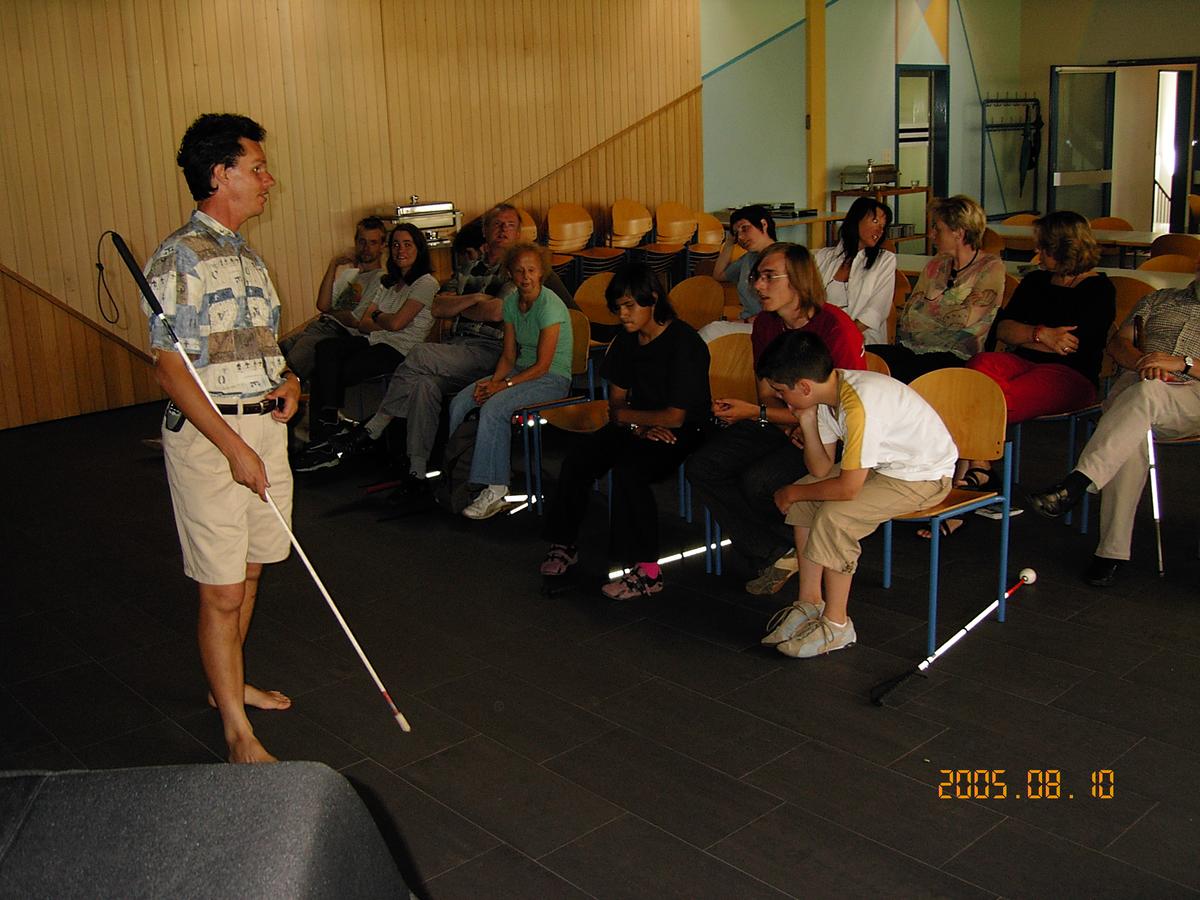 Daniel Kish teaching a class in Switzerland in 2005 (Courtesy of <a href="https://visioneers.org/">Visioneers.org</a>)