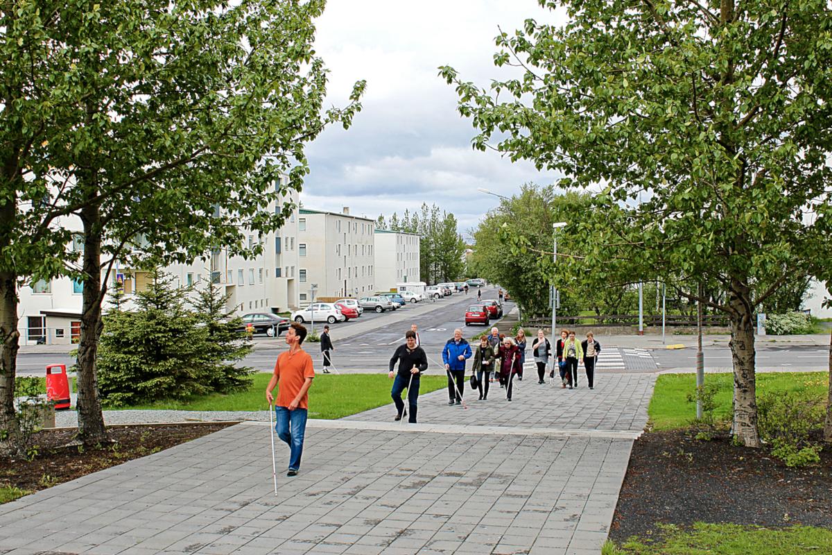 Daniel Kish leads students walking. (Courtesy of <a href="https://visioneers.org/">Visioneers.org</a>)