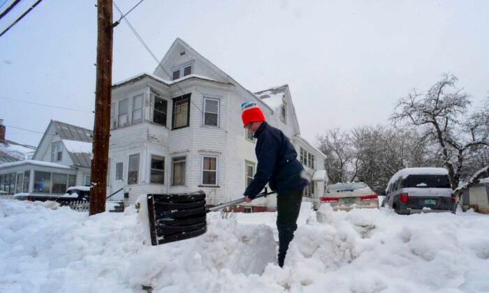 Heavy Snow Hits Northeast as Storm Cleanup Begins in South