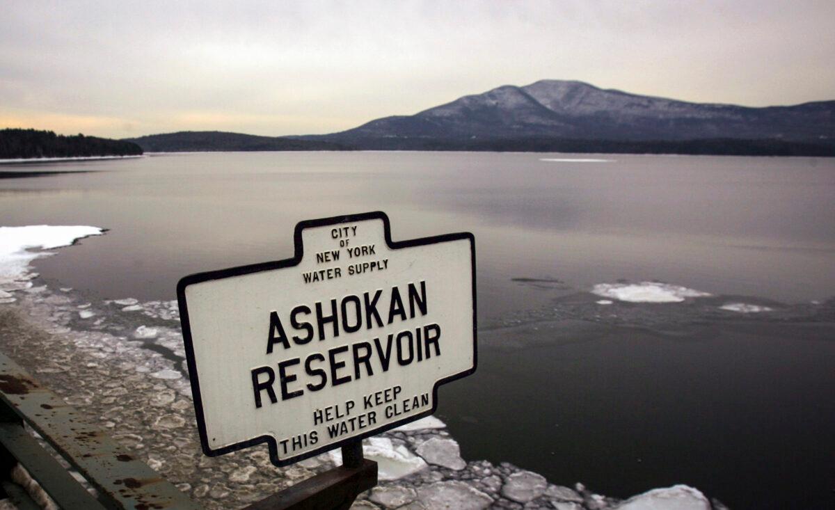 A sign marks the Ashokan Reservoir in Shokan, N.Y., Dec. 19, 2007, which supplies water to New York City. (Mike Groll/File/AP Photo)