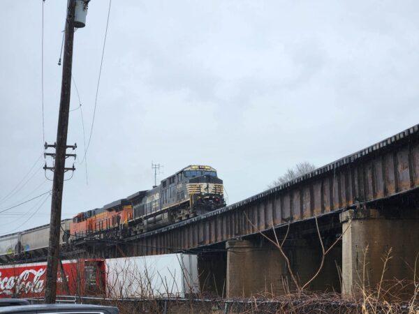 A Norfolk Southern freight train passes through Cincinnati, Ohio, in late February 2023. (Jeff Louderback/The Epoch Times)
